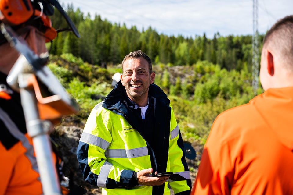 Andreas Grändborn omgiven av entreprenörer.