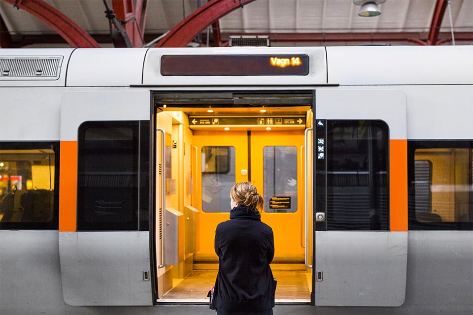 Kvinna vid ett tunnelbanetåg