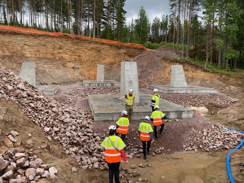 Representanter från EU på besök vid plats för korsningstorn