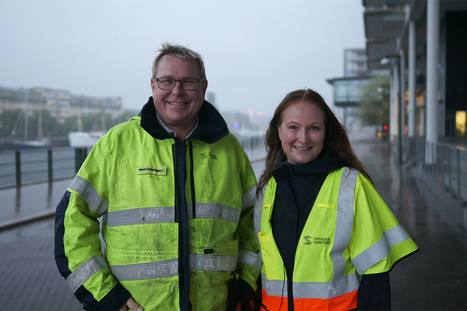 Henrik och Kathrin ser glada ut i regnet på Hammarbykajen