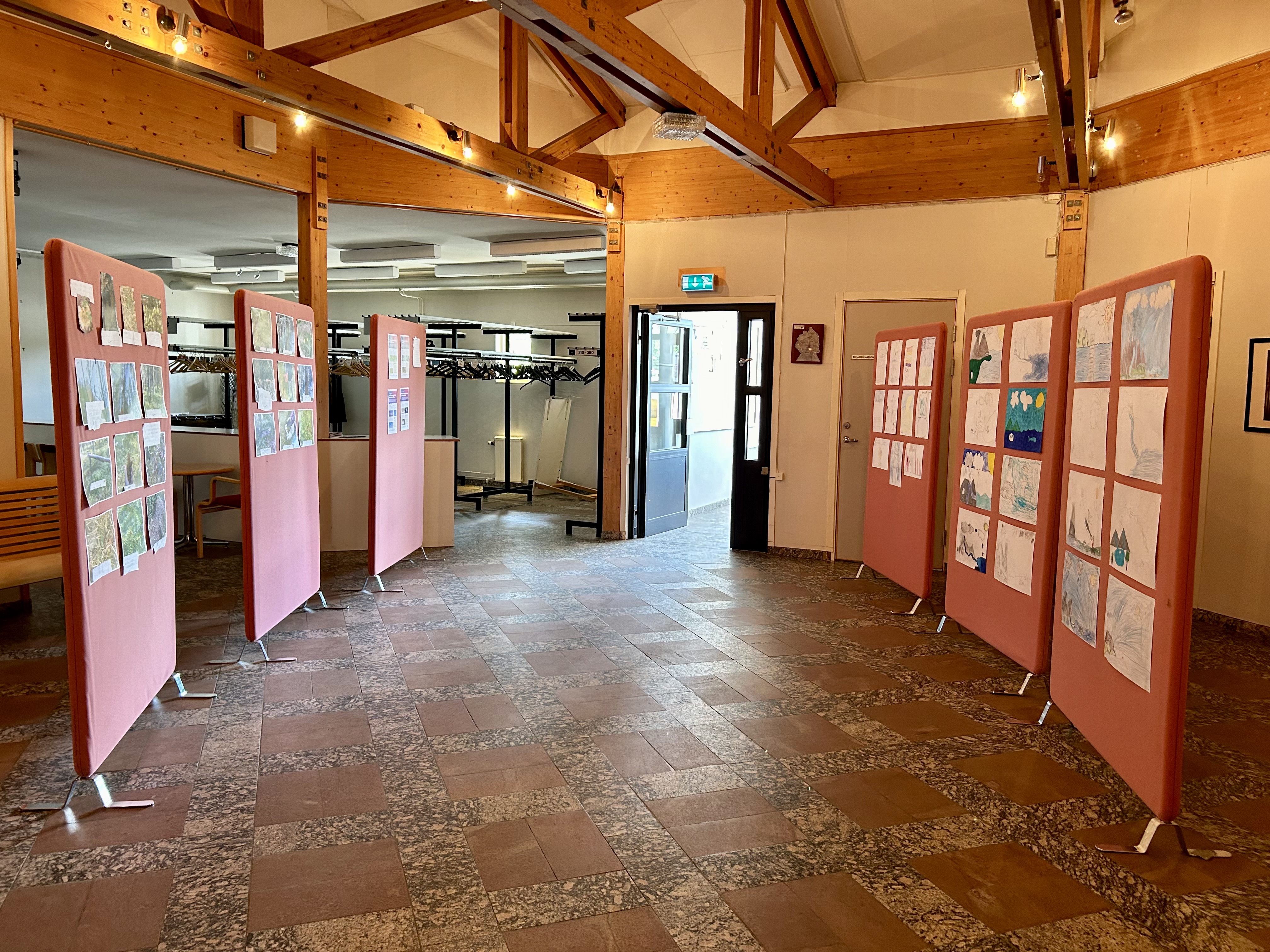 Utställning av skolelevers teckningar och foton i foajé till Folkets hus i Vuollerim